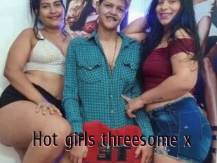 Hot_girls_threesome_x
